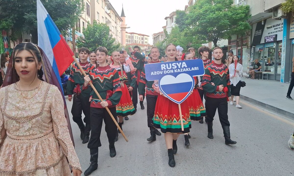 Beypazarı’nda renkli başlangıç: 2. Uluslararası Halk Dansları ve Müzik Festivali kortejle başladı