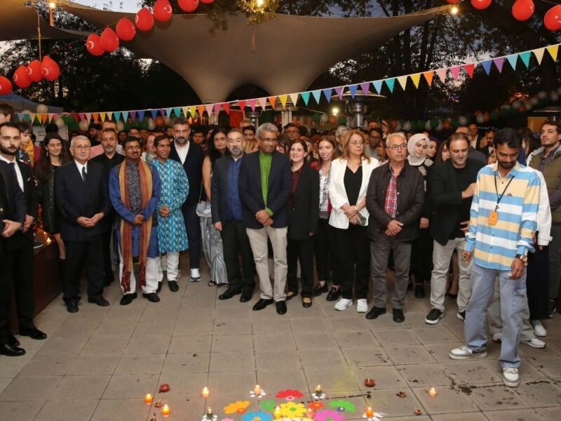 Divali coşkusu Gençlik Parkı’nda yaşandı