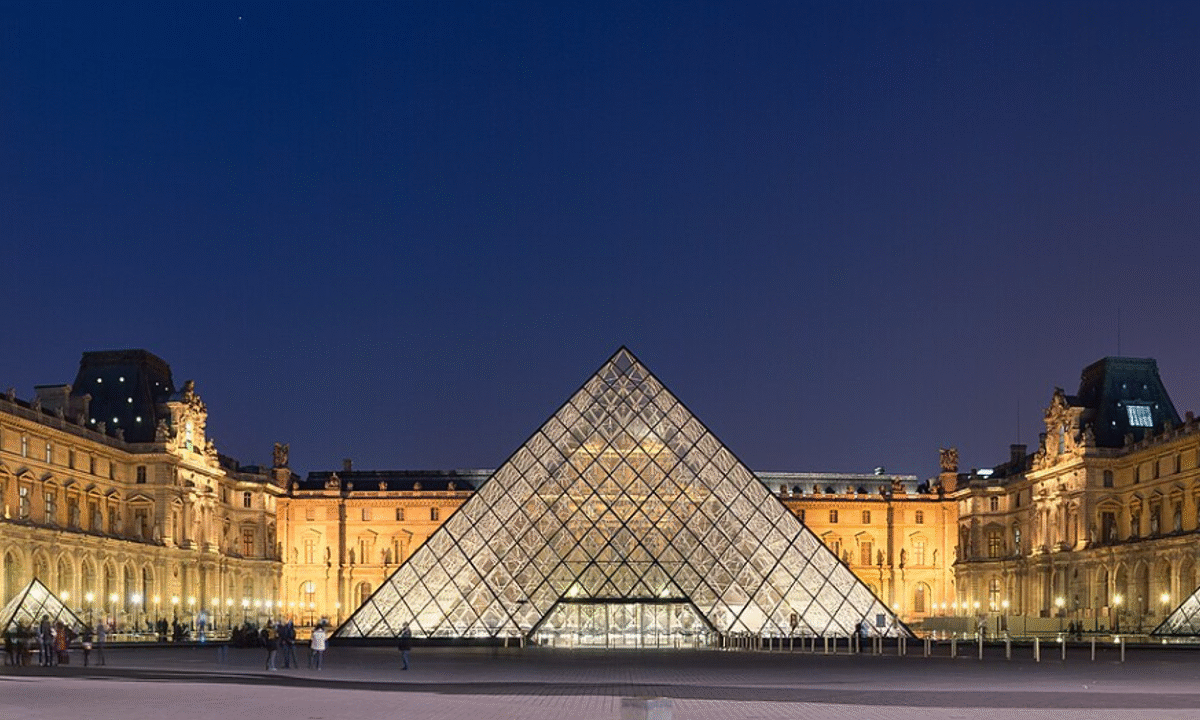 Louvre Müzesi soygun sonrası yeniden ziyaretçilere kapılarını açtı