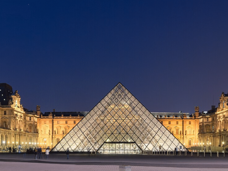 Louvre Müzesi soygun sonrası yeniden ziyaretçilere kapılarını açtı