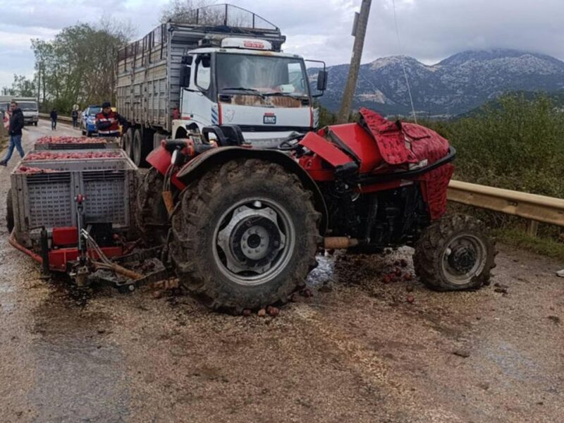 Eğirdir’de kamyon ile elma yüklü traktör çarpıştı: 1 yaralı