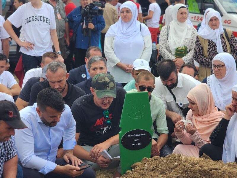 Srebrenitsa Soykırımında hayatını kaybeden yedi kişi defnedildi